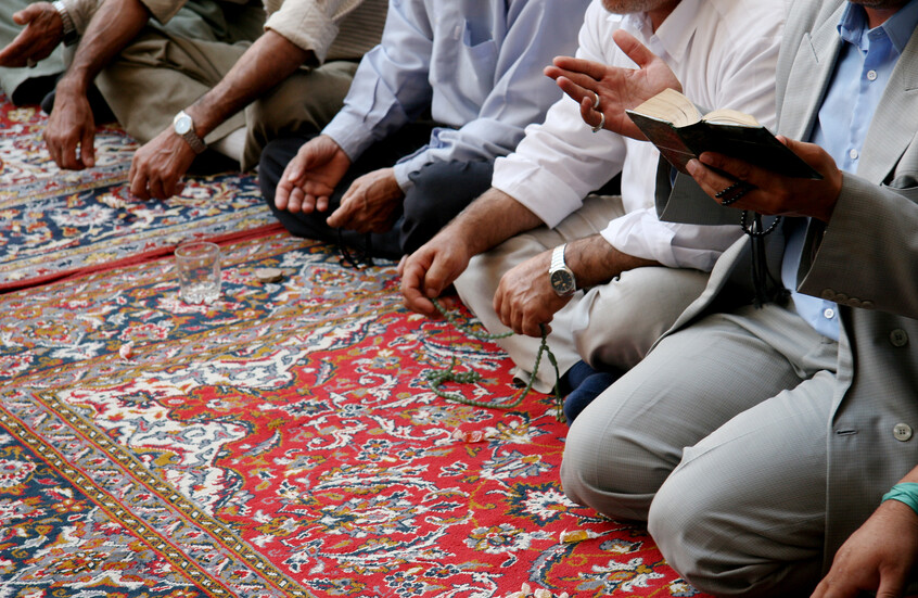الجزائر.. مصل يتعرض لضرب مبرح من إمام مسجد (فيديو)