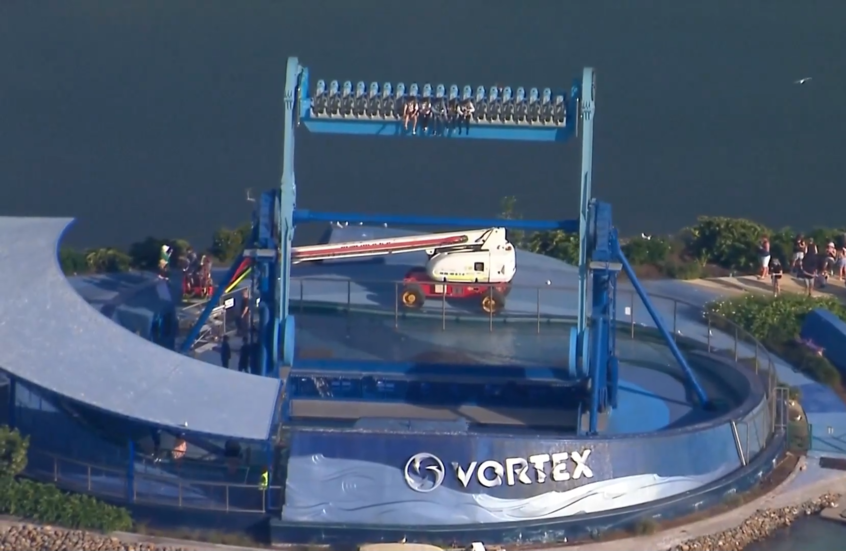 لحظات رعب.. أشخاص عالقون في الهواء بعد عطل في إحدى ألعاب الملاهي الأسترالية