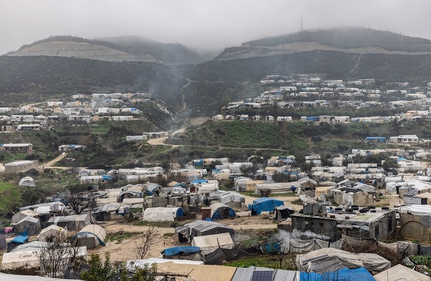 أسرة مغربية عالقة على الحدود السورية التركية تناشد الملك محمد السادس