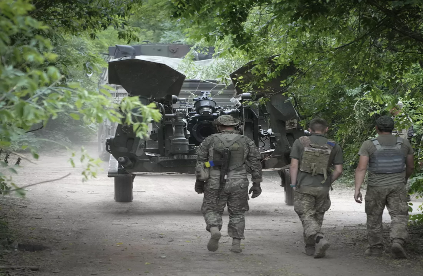 استخباراتي أمريكي يتوقع انهيارا قريبا لقوات كييف ويؤكد اقتراب القوات الروسية من تحقيق نصر كبير