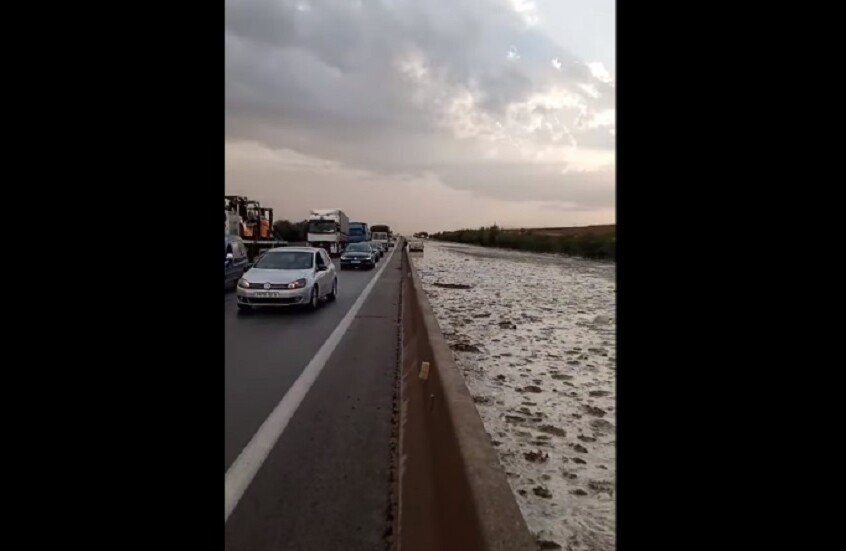 الجزائر.. غلق الطريق السريع في اتجاه برج بوعريريج بسبب ارتفاع منسوب المياه (فيديو)