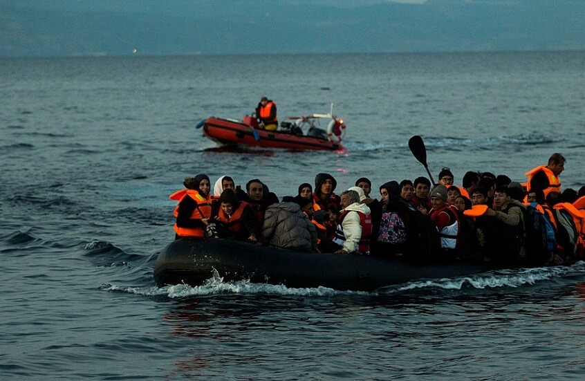 خفر السواحل اليوناني: المهربون يرمون المهاجرين من القوارب السريعة في بحر إيجه لتجنب الاعتقال