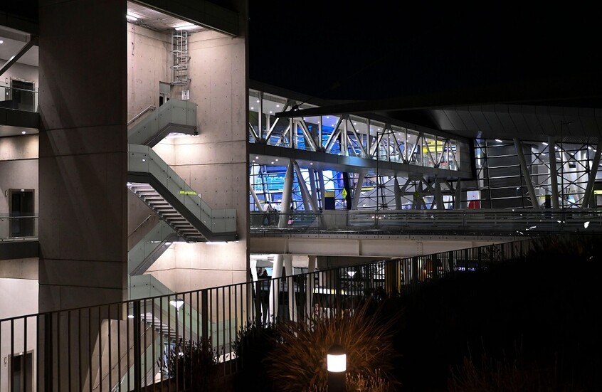 ردا على تعرضه للاحتيال.. مسافر يحطم شاشات المراقبة في مطار سانتياغو الدولي بمطرقة (فيديو)