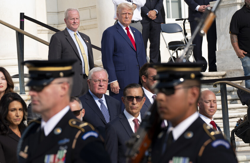 فضيحة في آرلينغتون.. معاونو ترامب يعتدون على مسؤول في المقبرة الوطنية