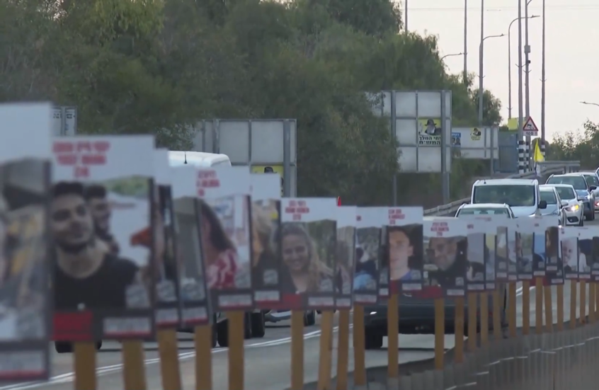 قافلة من عائلات المحتجزين تصل إلى حدود غزة مطالبة بصفقة إطلاق سراحهم