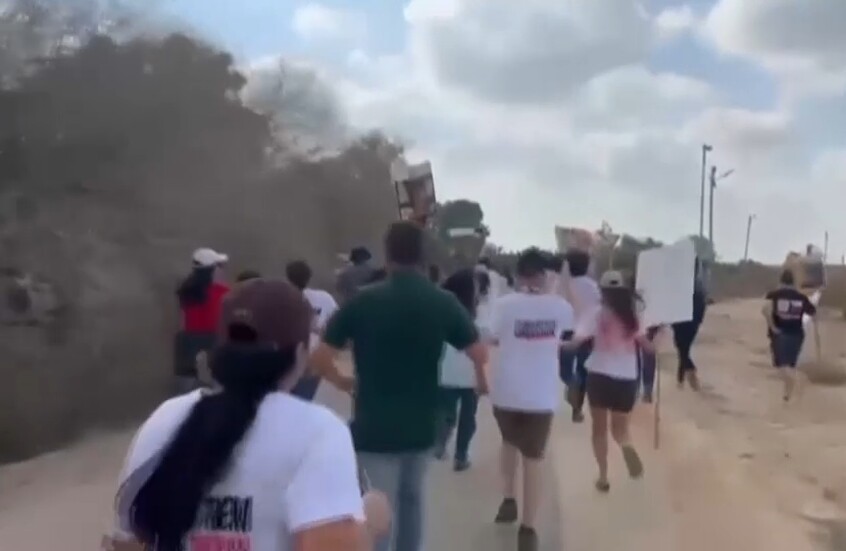 مشاهد جديدة لذوي الأسرى الإسرائيليين يخترقون السياج الحدودي مع قطاع غزة