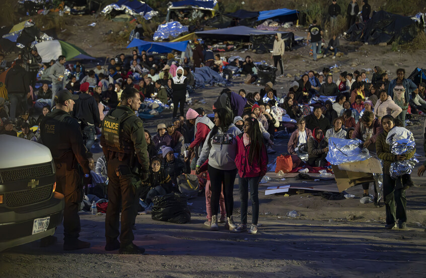 سيناتور روسي: الديمقراطيون يغرقون الولايات المتحدة بالمهاجرين لجمع أكبر عدد من المصوّتين لهم