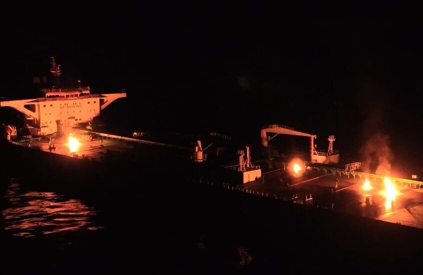 الحوثيون يعرضون مشاهد جديدة لاقتحام وإحراق السفينة اليونانية "سونيون" في البحر الأحمر (فيديو)