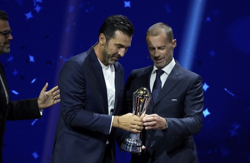 بطل من دون تتويج.. بوفون ينال جائزة 