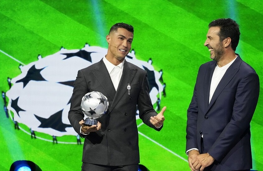 على الهواء مباشرة.. رونالدو يعتذر من زميله السابق بوفون على هدفه الأسطوري (فيديو)