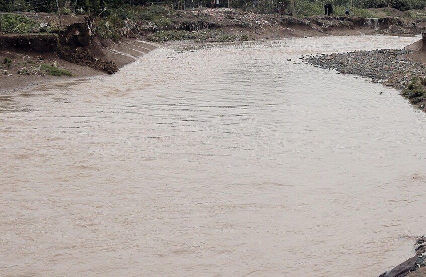 مشهد  يدمي القلب لأم يمينية متوفاة تحتضن طفلها تحت أنقاض منزلهما عقب انهياره جراء السيول (صور+فيديو)