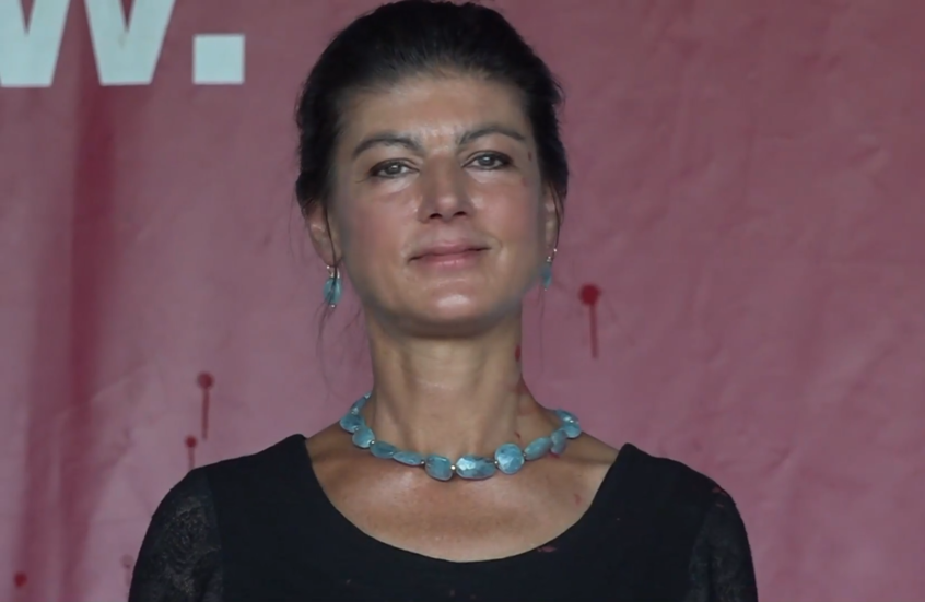 شاهد.. سياسية ألمانية تتعرض للهجوم بطلاء أحمر