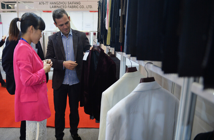 "كوميرسانت": شركات الملابس التركية استفادت من فرصة ذهبية في السوق الروسية