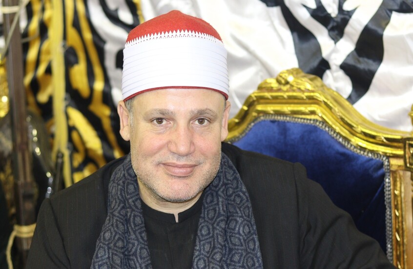 مصر.. تقبيل قدم قارئ قرآن يثير جدلا جديدا (فيديو)