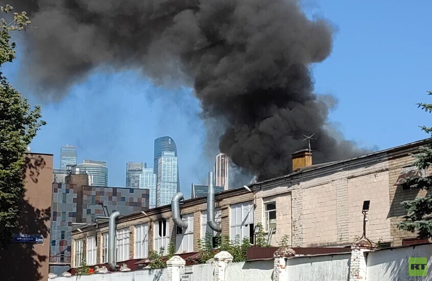 حريق في مبنى إداري وسط موسكو (فيديو)