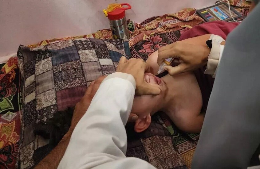 تطعيم تحت القصف.. الأونروا لـRT: نأمل بنجاح حملة التلقيح ضد شلل الأطفال في غزة