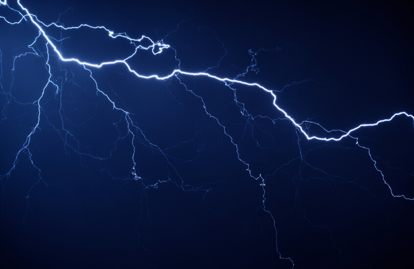 بالفيديو.. لحظة نجاة أطفال من صاعقة قبل ضربها بثوان قرب مسجد في السعودية