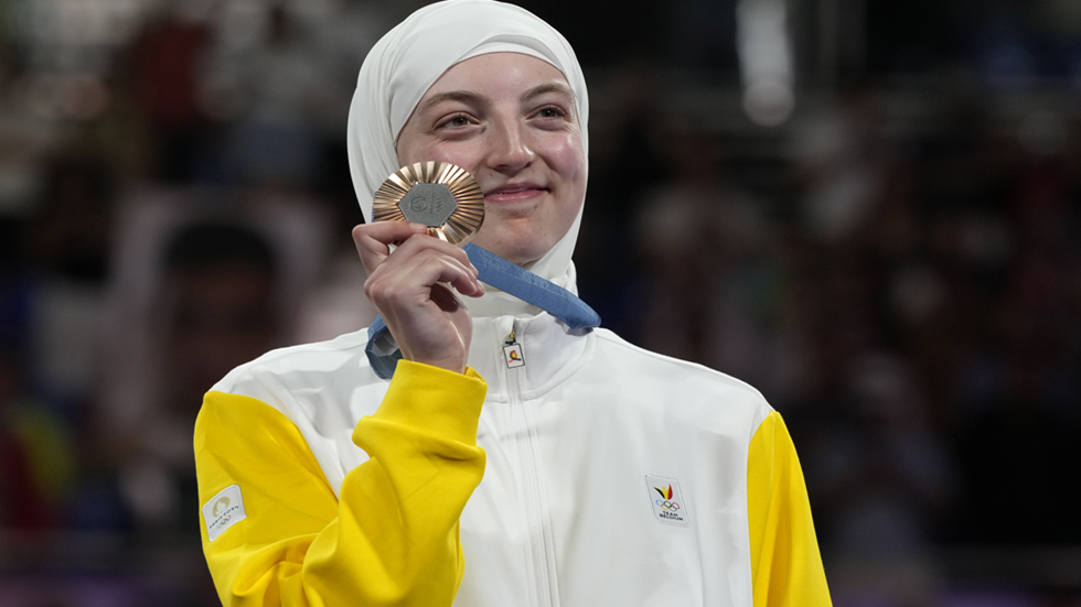 من هي سارة شعاري أول محجبة في تاريخ أوروبا تفوز بميدالية أولمبية؟