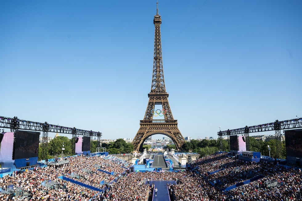 استنفار أمني فرنسي بعد قيام بريطاني بتسلق برج إيفل قبل ساعات من ختام أولمبياد باريس (فيديو)