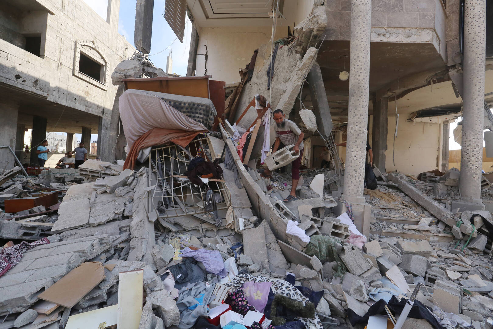 14 قتيلا في غارات متفرقة والجيش الإسرائيلي يواصل أنشطته وسط وجنوب غزة