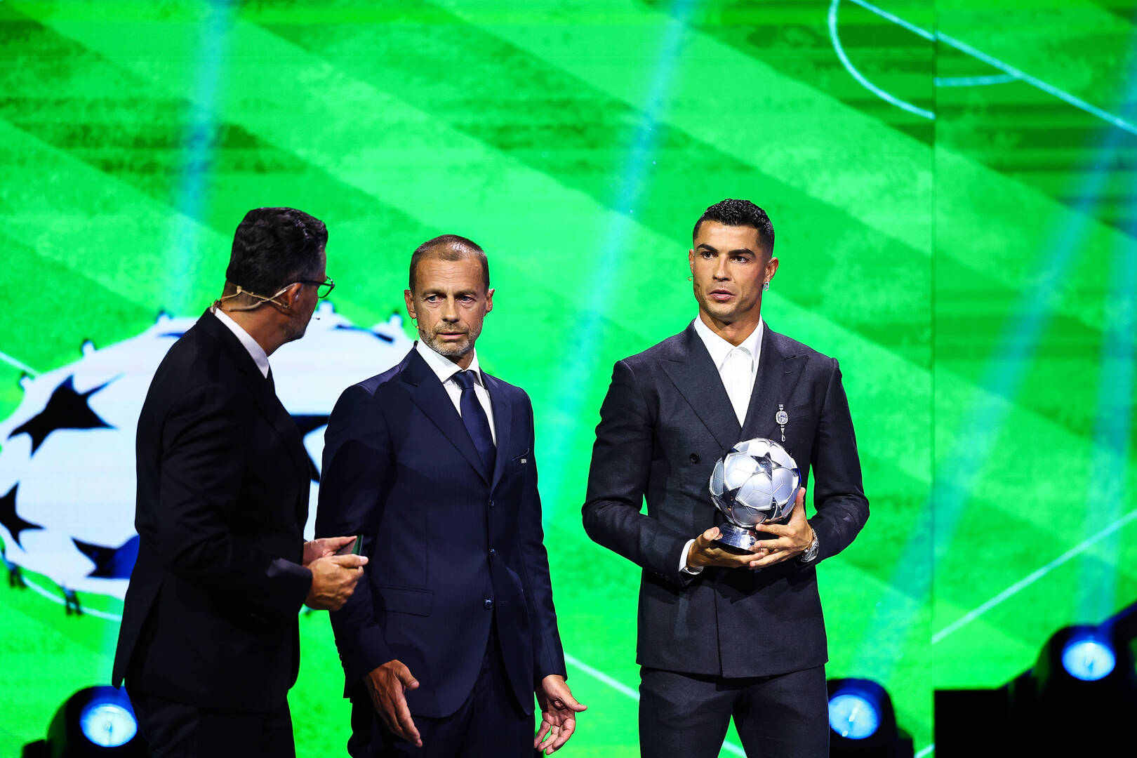 رئيس "يويفا" يفتح باب التعاون مع السعودية