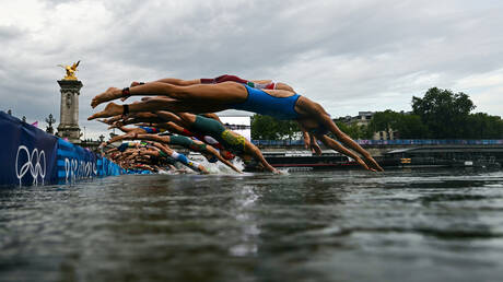 لاعبو الثلاثي الأولمبي يتقيؤون بعد السباحة في نهر السين 