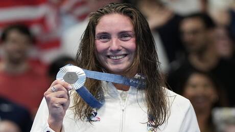 أول تعليق لسباحة روسية أهدت ميدالية أولمبية لفرنسا