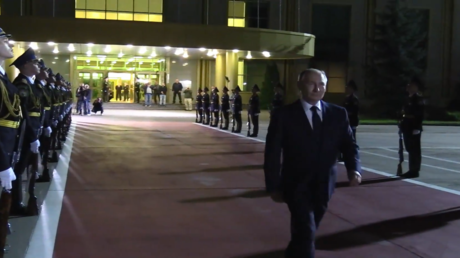 الرئيس الروسي يصل مطار فنوكوفو لاستقبال السجناء الروس المحررين (فيديو)
