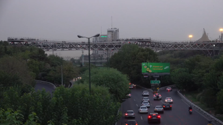 إعلان للثأر.. إضاءة أكبر جسر للمشاة في إيران باللون الأحمر بعد اغتيال هنية
