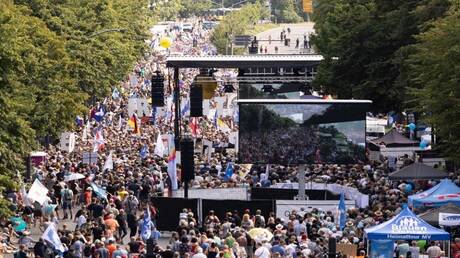 مظاهرة حاشدة في برلين دعما للسلام ورفضا لإمدادات الأسلحة