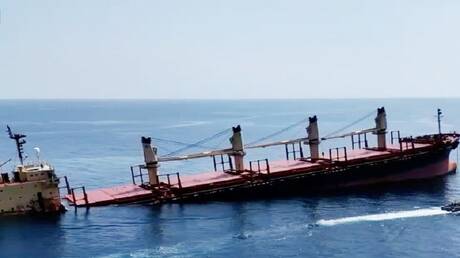 اندلاع حريق على متن سفينة أصيبت بمقذوف ناري في خليج عدن