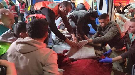 قتلى وجرحى بقصف إسرائيلي استهدف خيام النازحين داخل مستشفى شهداء الأقصى (فيديوهات)
