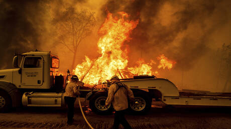 كاليفورنيا تواصل مكافحة رابع أكبر حريق مسجل في الولاية (فيديو)