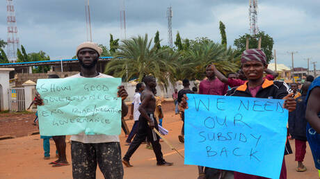 رئيس نيجيريا يطالب مواطنيه بوقف الاحتجاجات على غلاء المعيشة