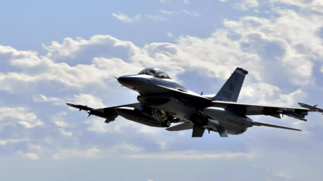 تصريحات زيلينسكي حول مقاتلات F-16 الأمريكية تثير موجة حنق بين رواد مواقع التواصل الاجتماعي