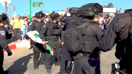 الشرطة الإسرائيلية تعتقل 4 متظاهرين في أم الفحم بتهمة رفع العلم الفلسطيني