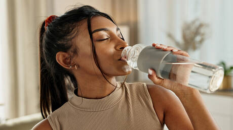 اكتشاف ارتباط بين شرب الماء من الزجاجات البلاستيكية وارتفاع ضغط الدم
