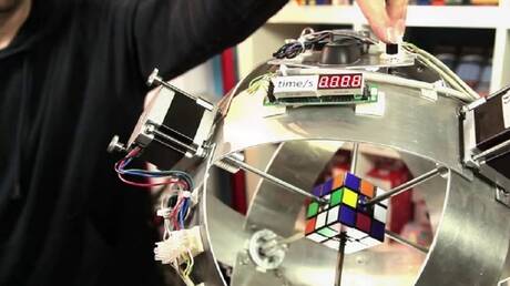 روبوت روسي يحطم الرقم القياسي العالمي لأسرع حل لمكعب روبيك