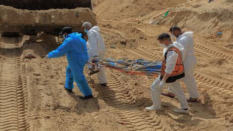مراسلنا: دفن 84 جثة بمقبرة جماعية في خان يونس (صور)