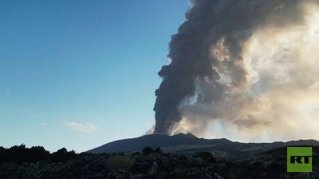 بركان إتنا في جزيرة صقلية الإيطالية يقذف حممه