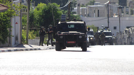 الجيش الإسرائيلي يقتحم محلا للصيرفة في جنين (فيديو)