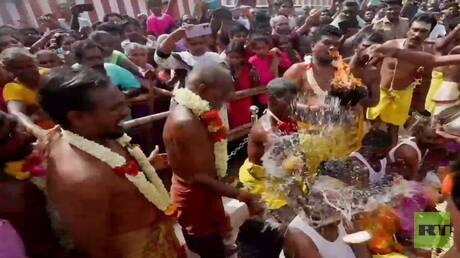 مئات من التاميليين يكسرون جوز الهند على رؤوسهم خلال طقوس دينية في الهند