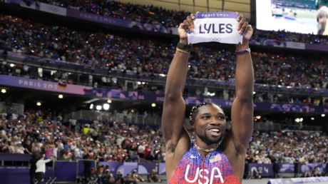 لايلز يفوز بفضل صدره بذهبية سباق مئة متر في أولمبياد باريس