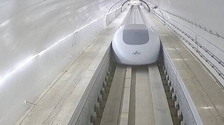 الصين.. اختبار قطار يتحرك على وسادة مغناطيسية لسرعة 1000كم/ساعة