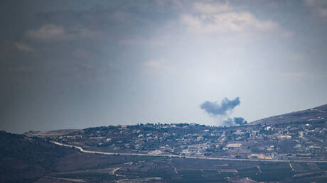 الجيش الإسرائيلي يطلق قنابل مضيئة على قرى جنوب لبنان ويمشط منطقة الخط الأزرق