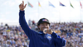 متزلج أولمبي أمريكي يكشف عن "الحالة المروعة" لميداليته بعد أيام قليلة من فوزه بها (صور)