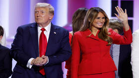 "امرأة جميلة".. ترامب يقارن بين هاريس وزوجته