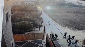 كاميرات المراقبة ترصد هجوما عنيفا لمستوطنين بالضفة الغربية أسفر عن مقتل فلسطيني