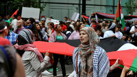 بالفيديو.. محتجون على دعم بايدن لإسرائيل في حربها على غزة يحاولون اقتحام مقر مؤتمر الحزب الديمقراطي