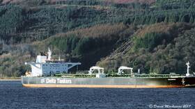 مدمرة فرنسية تنقذ 29 بحارا من ناقلة نفط تعرضت لهجمات الحوثيين في البحر الأحمر